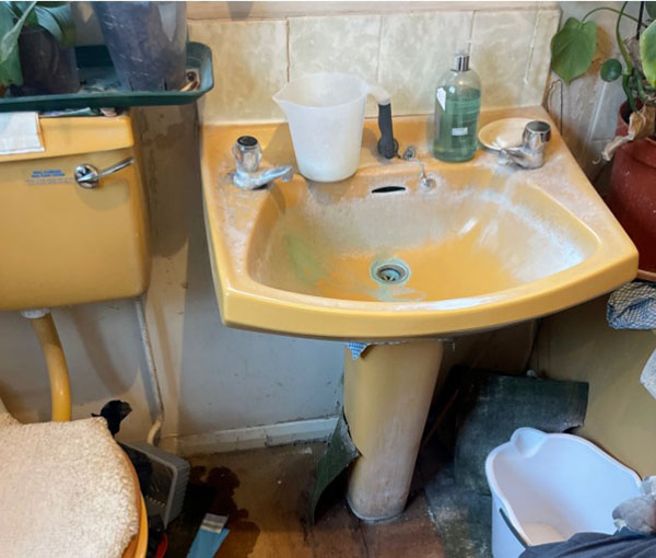 Old bathroom1